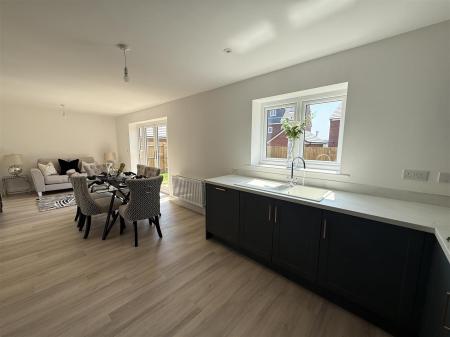 5 bedroom Detached house for sale in Spitfire Road, Tatenhill DE13 9WT