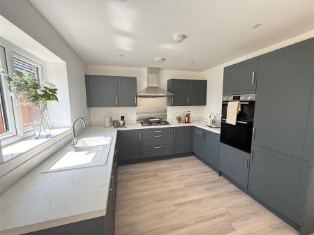 5 bedroom Detached house for sale in Spitfire Road, Tatenhill DE13 9WT