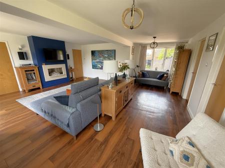 4 bedroom Detached bungalow for sale in Alderbrook Close, Rolleston-On-Dove, Burton-On-Trent