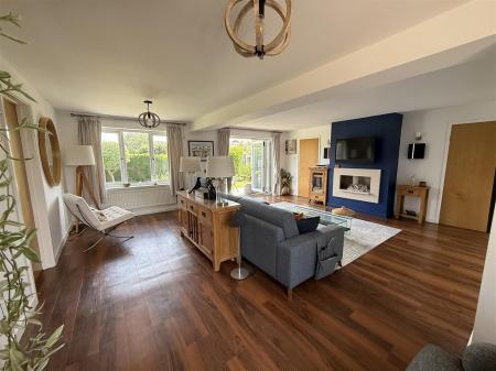 4 bedroom Detached bungalow for sale in Alderbrook Close, Rolleston-On-Dove, Burton-On-Trent