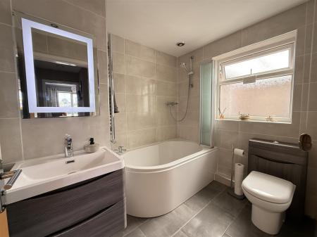 4 bedroom Detached bungalow for sale in Alderbrook Close, Rolleston-On-Dove, Burton-On-Trent