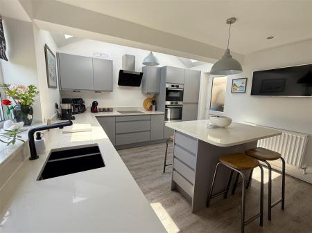 4 bedroom Detached bungalow for sale in Alderbrook Close, Rolleston-On-Dove, Burton-On-Trent