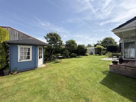 4 bedroom Detached bungalow for sale in Alderbrook Close, Rolleston-On-Dove, Burton-On-Trent