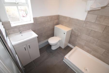 4 bedroom Detached house to let in Bretby Hollow, Newhall, DE11