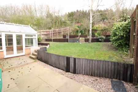 4 bedroom Detached house to let in Bretby Hollow, Newhall, DE11