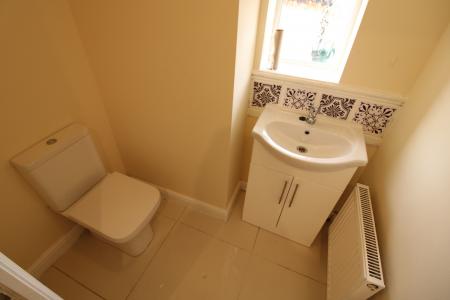 4 bedroom Detached house to let in Bretby Hollow, Newhall, DE11