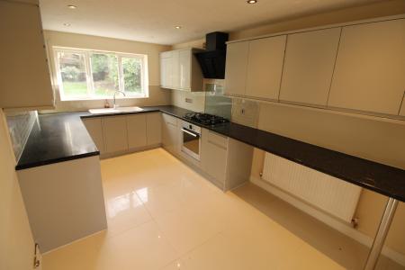 4 bedroom Detached house to let in Bretby Hollow, Newhall, DE11