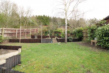 4 bedroom Detached house to let in Bretby Hollow, Newhall, DE11