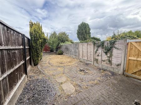 3 bedroom Terraced House for sale in Woods Lane, Burton-On-Trent