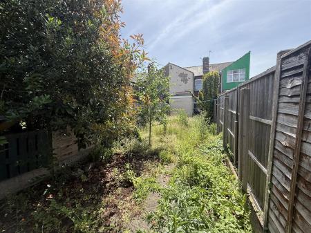 3 bedroom Terraced House for sale in Woods Lane, Burton-On-Trent