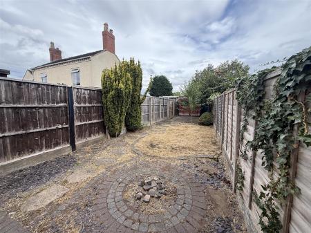 3 bedroom Terraced House for sale in Woods Lane, Burton-On-Trent