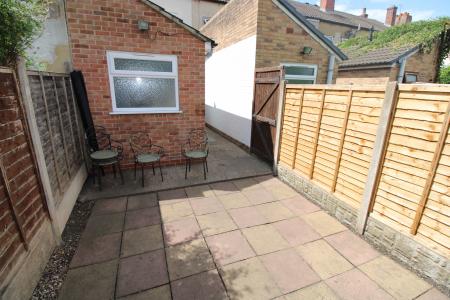 2 bedroom Terraced House to let in Victoria Crescent, Staffordshire, Burton upon Trent, DE14
