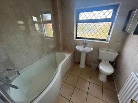 4 bedroom Detached house to let in Gleneagles Drive, Burton Upon Trent, Stretton, DE13