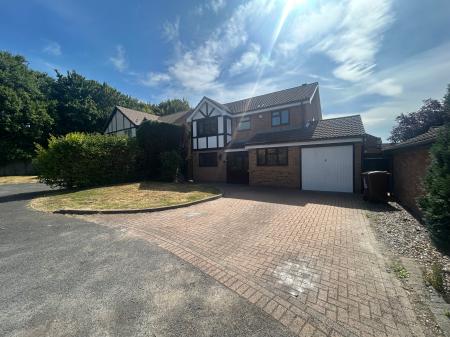 4 bedroom Detached house to let in Gleneagles Drive, Burton Upon Trent, Stretton, DE13