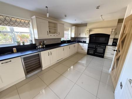 4 bedroom Detached house for sale in Oak Close, Castle Gresley, Swadlincote