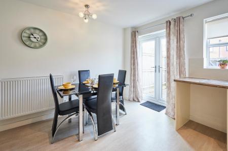 2 bedroom Town house to let in Blakeholme Court, Staffordshire, Burton upon Trent, DE14