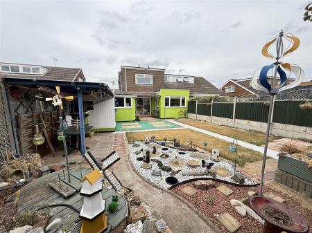 4 bedroom Semi-detached house for sale in Hornbrook Road, Burton-On-Trent