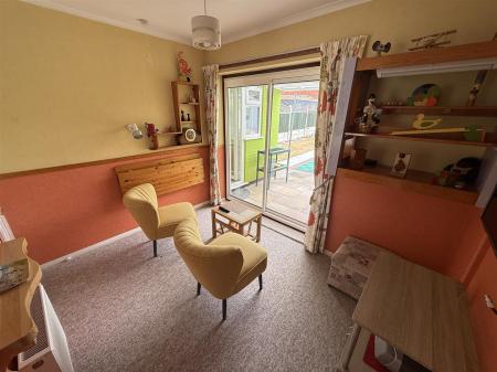 4 bedroom Semi-detached house for sale in Hornbrook Road, Burton-On-Trent