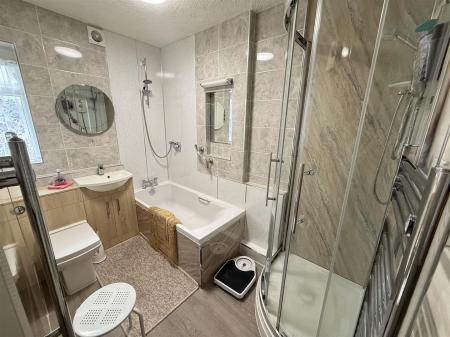 4 bedroom Semi-detached house for sale in Hornbrook Road, Burton-On-Trent