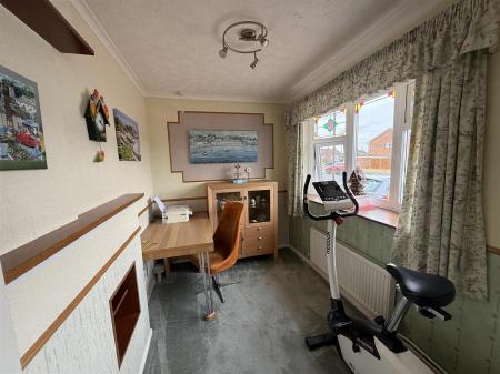 4 bedroom Semi-detached house for sale in Hornbrook Road, Burton-On-Trent