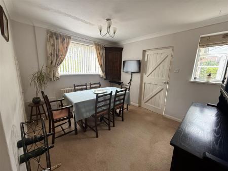 3 bedroom Semi-detached house for sale in Cedar Grove, Linton, Swadlincote