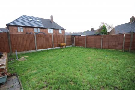3 bedroom Semi-detached house to let in Elmsleigh Close, Derbyshire, Midway, DE11