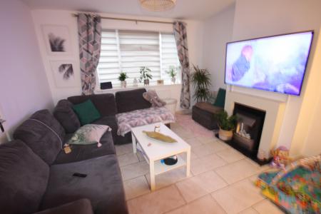 3 bedroom Semi-detached house to let in Elmsleigh Close, Derbyshire, Midway, DE11