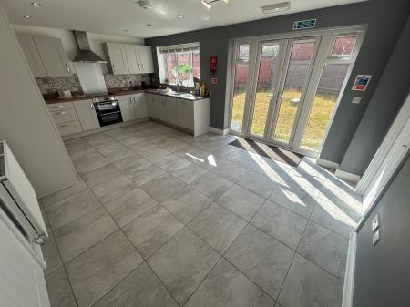 4 bedroom Detached house to let in King Lane, Staffordshire, Burton upon Trent, DE13