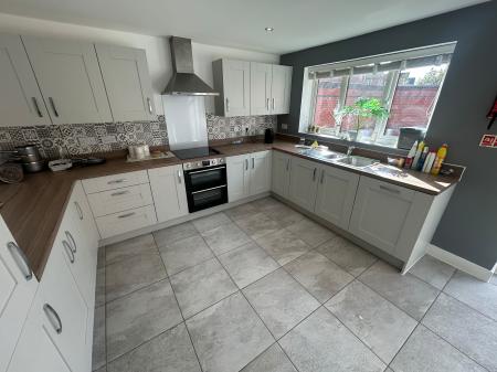 4 bedroom Detached house to let in King Lane, Staffordshire, Burton upon Trent, DE13