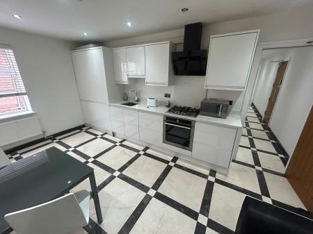 2 bedroom Flat to let in Derby Road, Staffordshire, Burton upon Trent, DE14