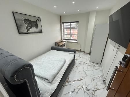 2 bedroom Flat to let in Derby Road, Staffordshire, Burton upon Trent, DE14