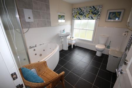 2 bedroom Flat to let in Lichfield Street, Staffordshire, Burton upon Trent, DE14