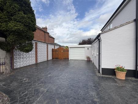 3 bedroom Detached house for sale in Eton Road, Burton-On-Trent