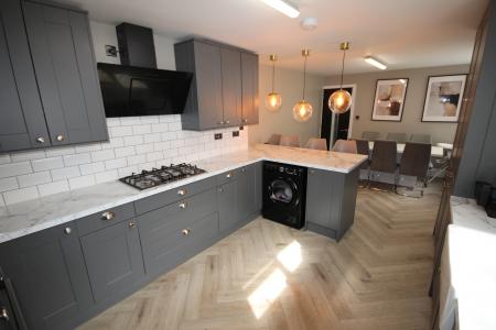 4 bedroom Semi-detached house to let in Belvedere Road, Staffordshire, Burton upon Trent, DE13