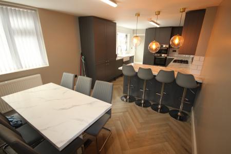4 bedroom Semi-detached house to let in Belvedere Road, Staffordshire, Burton upon Trent, DE13