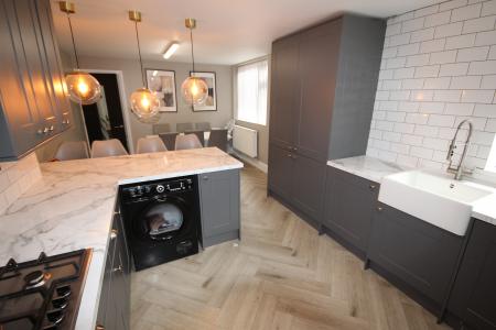 4 bedroom Semi-detached house to let in Belvedere Road, Staffordshire, Burton upon Trent, DE13