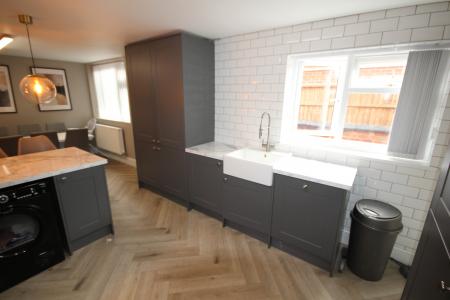 4 bedroom Semi-detached house to let in Belvedere Road, Staffordshire, Burton upon Trent, DE13