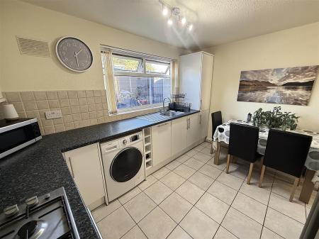 2 bedroom Maisonette for sale in Pinewood Road, Burton-On-Trent