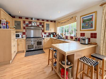 5 bedroom Detached house for sale in Forest Edge Way, Burton-On-Trent