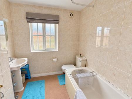 5 bedroom Detached house for sale in Forest Edge Way, Burton-On-Trent