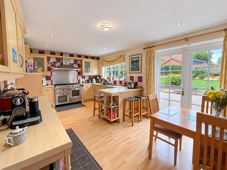 5 bedroom Detached house for sale in Forest Edge Way, Burton-On-Trent