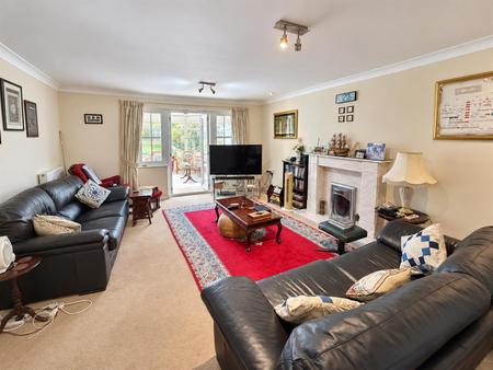 5 bedroom Detached house for sale in Forest Edge Way, Burton-On-Trent