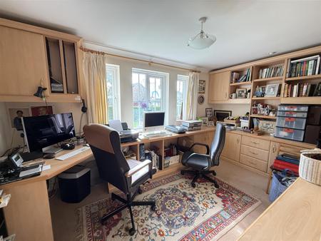 5 bedroom Detached house for sale in Forest Edge Way, Burton-On-Trent