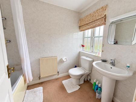 5 bedroom Detached house for sale in Forest Edge Way, Burton-On-Trent
