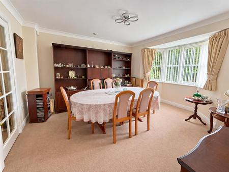 5 bedroom Detached house for sale in Forest Edge Way, Burton-On-Trent