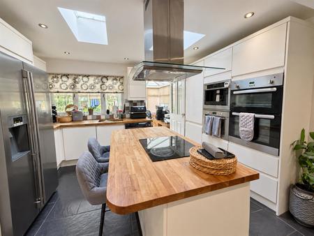 3 bedroom Semi-detached house for sale in Kitling Greaves Lane, Burton-On-Trent