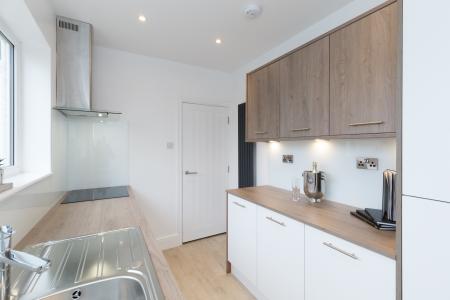 4 bedroom Semi-detached house to let in Stepping Lane