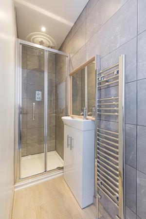 4 bedroom Semi-detached house to let in Stepping Lane