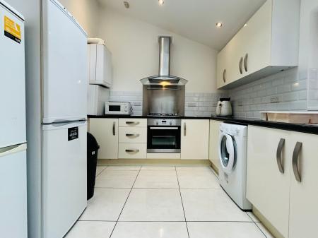 4 bedroom Apartment to let in Quarn Gardens, Derby, DE1