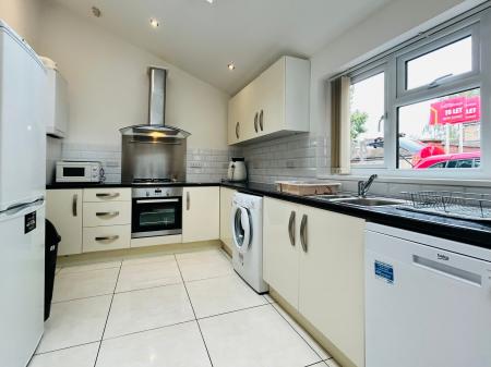 4 bedroom Apartment to let in Quarn Gardens, Derby, DE1